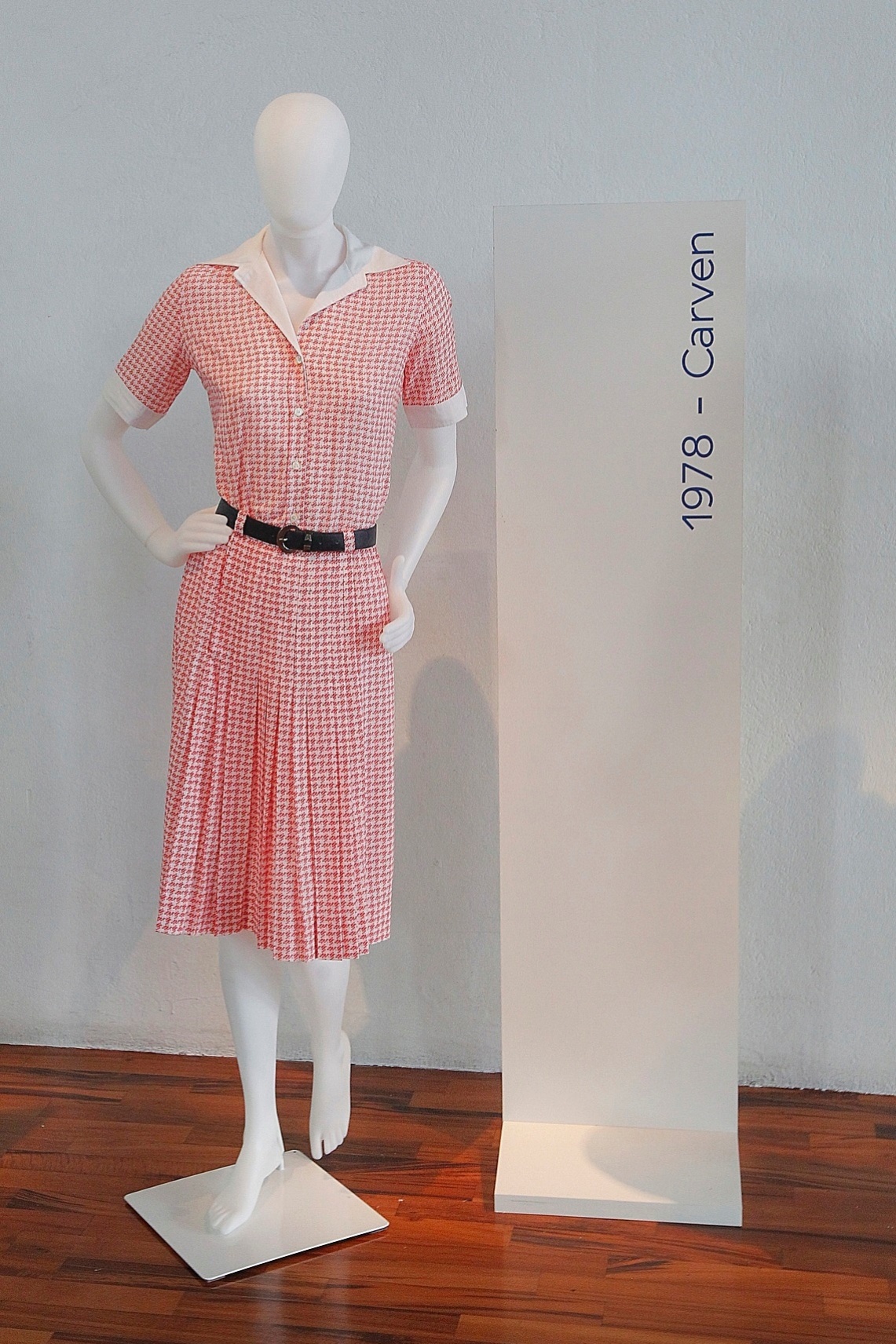 30.abr.2015 - Modelo da marca francesa Carven, lançado em 1978 - Reinaldo Canato/UOL
