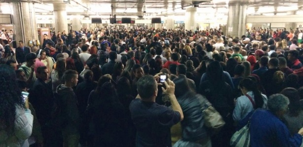 30.abr.2015 - Passageiros lotam a plataforma da estação Sé, que liga as linhas 1-Azul e 3-Vermelha do Metro de São Paulo, na noite desta quinta-feira (30) - Reprodução/Twitter/?@Pigarrinho