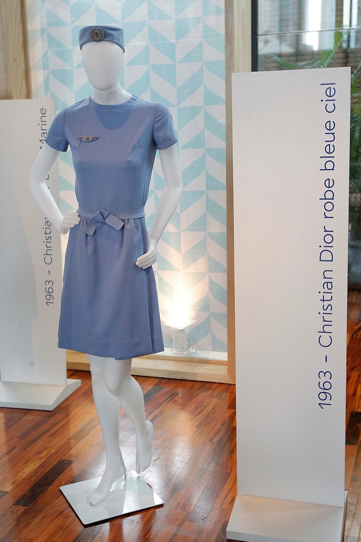 30.abr.2015 - Traje assinado pelo estilista francês Cristian Dior, me 1963 - Reinaldo Canato/UOL