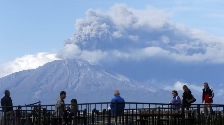 30.abr.2015 - Turistas observaram a nuvem de cinzas expelidas pelo vulcão Calbuco
