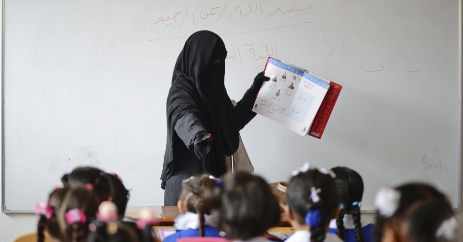 30.abr.2015 - Professora dá aula para estudantes em sala de aula de escola que reabriu após intervalo de mais de um ano por causa de confrontos em Benghazi, na Líbia