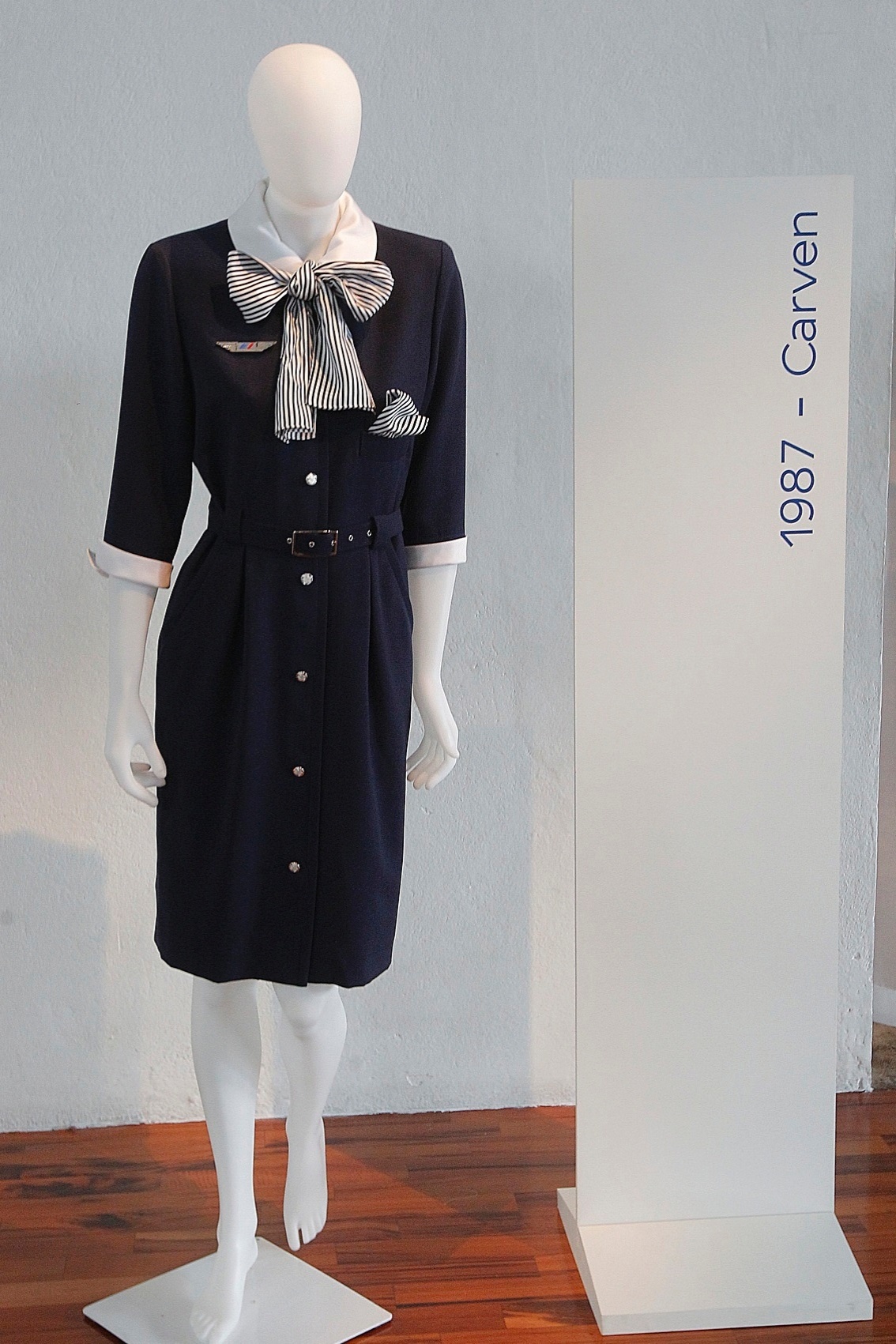 30.abr.2015 - Uniforme criado pela grife francesa Carven, em 1987 - Reinaldo Canato/UOL