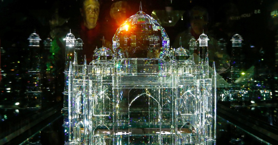 30.abr.2015 - Visitantes observam exposição no museu Swarowski Crystal World em sua reabertura após restauração, na aldeia de Wattens, na Áustria