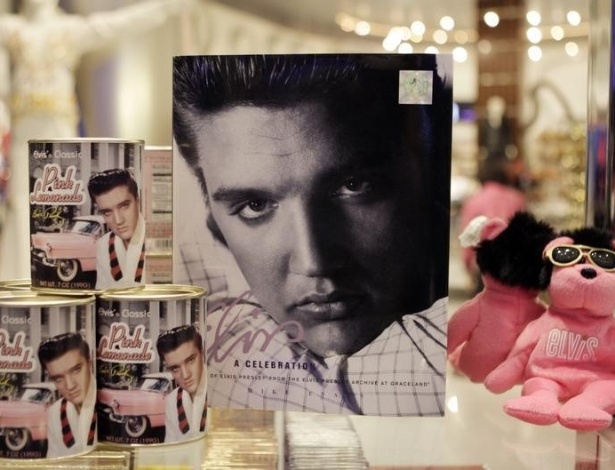 Objetos que perteceram ao cantor Elvis Presley são expostos em Las Vegas - © Steve Marcus / Reuters