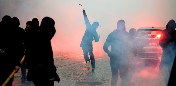 1.mai.2015 - Manifestantes atiram sinalizadores durante confronto com a polícia na abertura da Expo2015, um evento universal de debates sobre agricultura e alimentação - Filippo Monteforte/AFP
