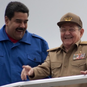 O presidente da Venezuela, Nicolás Maduro (à esquerda), e o presidente de Cuba, Raúl Castro, durante evento em Havana, em maio - Joaquin Hernandez/Xinhua