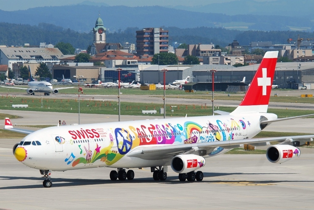 Essa pintura meio hippie foi feita pela Swiss Air Lines para comemorar a rota direta entre Zurique (Suíça) e San Francisco (EUA) - Aero Icarus/Flickr
