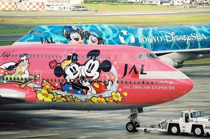 Personagens da Disney ilustram os aviões da Japan Airlines (JAL) - Robert Hutchinson/Pinterest