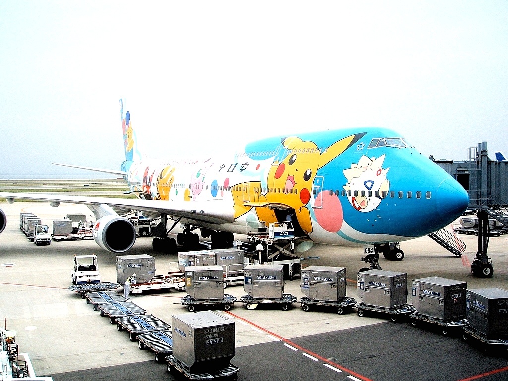 Personagens do desenho Pokémon ilustram o avião Boeing 747-400 da All Nippon Airways (ANA); o avental das aeromoças e os copos descartáveis a bordo também tinham essa estampa - buck82/Flickr