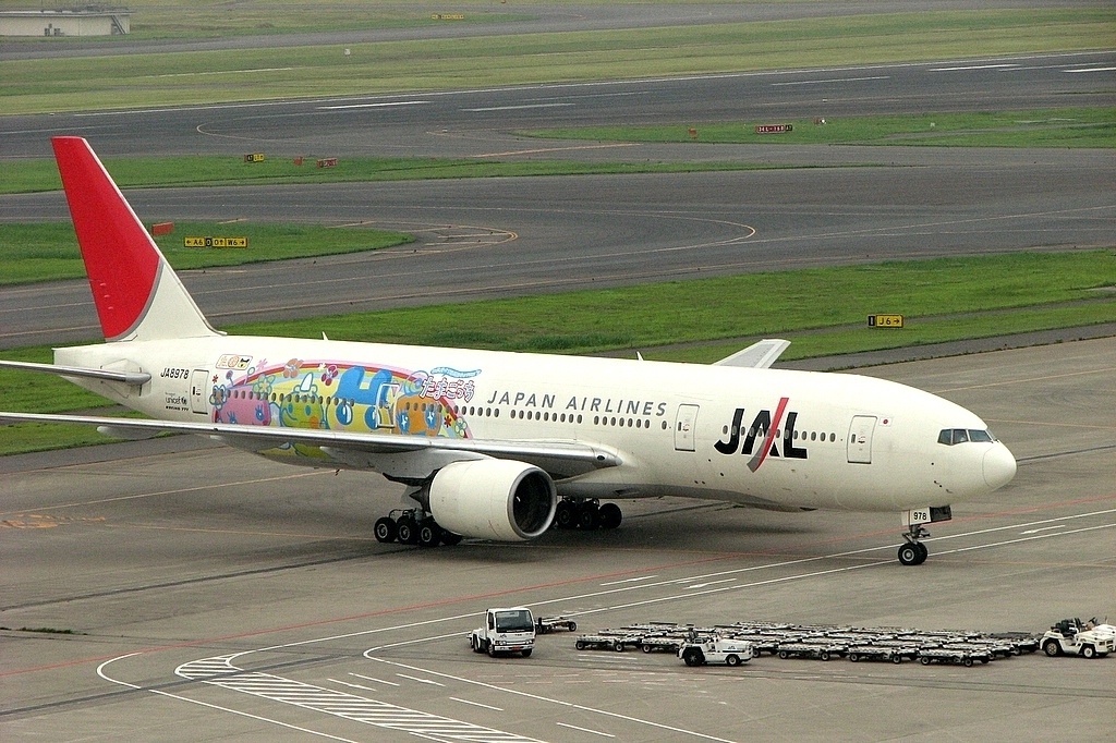 Personagens representando o bichinho virtual Tamagotchi ilustram o Boeing da Japan Airlines (JAL) - Yamaguchi Yoshiaki/Flickr