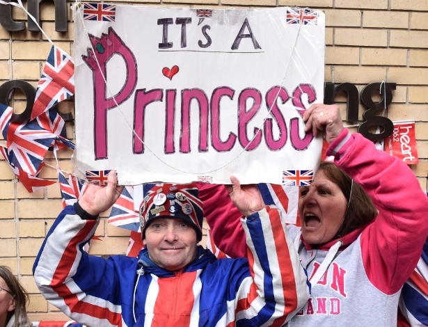 2.mai.2015 - Fãs da Família Real britânica comemoram do lado de fora do hospital St Mary, em Londres, o nascimento da filha de Kate Middleton e do príncipe William, uma menina. O nome ainda não foi escolhido - Leon Neal/AFP