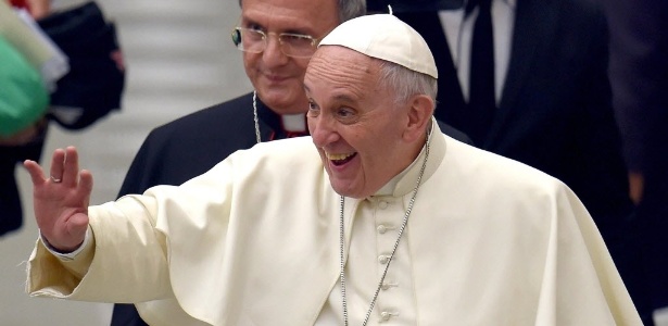 Papa Francisco sorri e acena para fiéis ao chegar para uma audiência com membros da diocese de Isernia no Vaticano - Ettore Ferrari/EFE