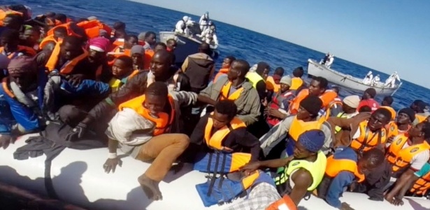 Vídeo divulgado pela Guarda Costeira da Itália mostra alguns dos 220 imigrantes resgatados no mar Mediterrâneo - Guardia Costiera/AFP
