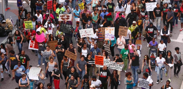 Milhares de manifestantes se reuniram em 2 de maio em frente à prefeitura de Baltimore em um novo dia de protestos, mas com um clima mais calmo após o anúncio ontem do indiciamento de seis policiais pela morte do jovem negro Freddie Gray - Lucas Jackson/Reuters