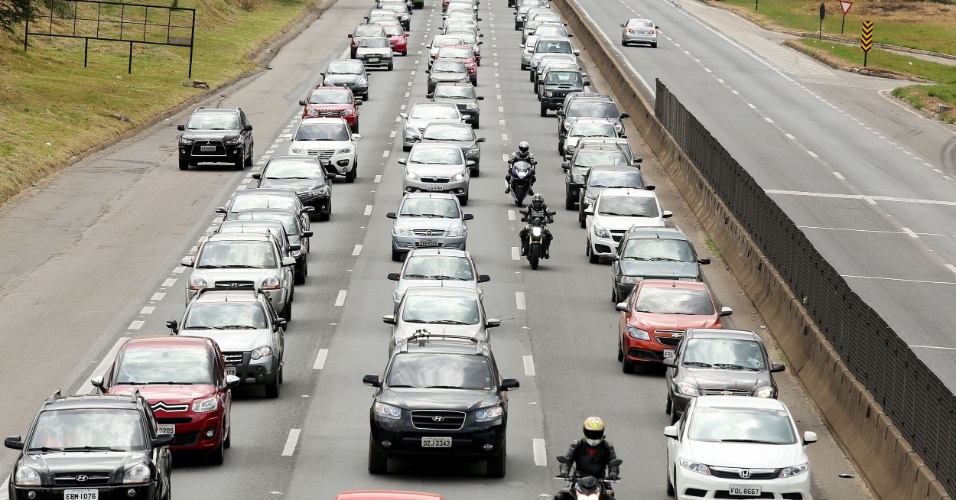 3.mai.2015 - Movimento nas rodovias de São Paulo é intenso neste domingo (3) na volta do feriado prolongado do Dia do Trabalho. Até o início desta tarde, a rodovia que apresentava maior lentidão era a Fernão Dias