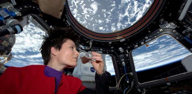 Nesta foto postada no Twitter, a astronauta italiana Samantha Cristoforetti bebe café em um copo projetado para uso em gravidade zero na Estação Espacial Internacional - NASA