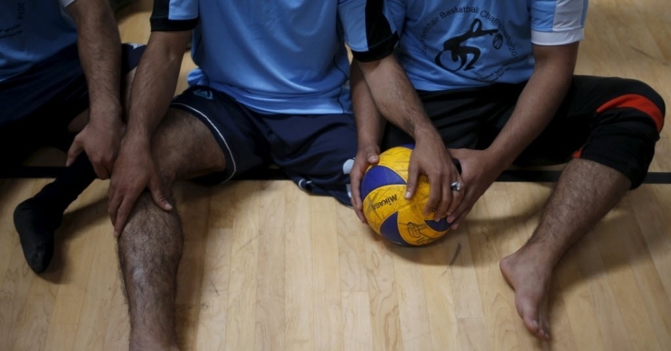 4.mai.2015 - Palestinos com mobilidade reduzida participam de campeonato de vôlei na cidade de Gaza. Alguns dos participantes perderam os membros durante conflitos entre palestinos e israelenses
