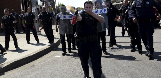 Policial usa spray de pimenta para dispersar multidão em Baltimore, em maio - Sait Serkan Gurbuz/Reuters