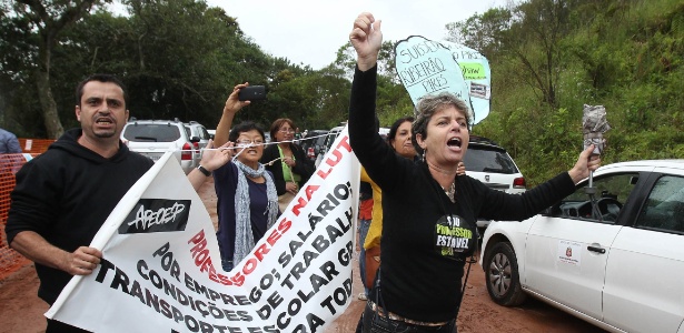 4.mai.2015 - Professores estaduais em greve protestam durante agenda do governador Geraldo Alckmin em Ribeirão Pires (SP) - Felipe Rau/Estadão Conteúdo