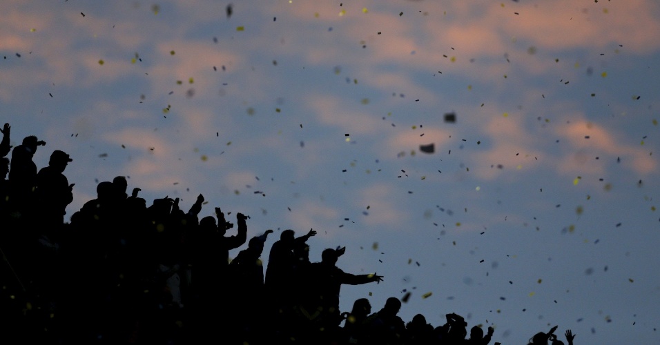 4.mai.2015 - Torcedores do Boca Juniors aguardam partida de futebol contra o River Plate, em Buenos Aires, na Argentina