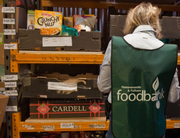 Voluntária trabalha em "banco de comida" no bairro de Hammersmith and Fulham, em Londres, na Inglaterra - Will Oliver/AFP