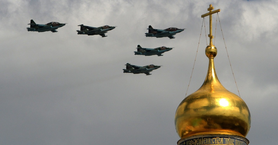 5.mai.2015 - Aviões Su-25 de assalto voam acima da catedral do Kremlin em Moscou, na Rússia
