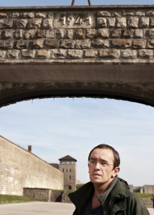5.mai.2015 - O historiador espanhol Benito Bermejo na entrada do campo de concentração de Mauthausen, na Áustria 