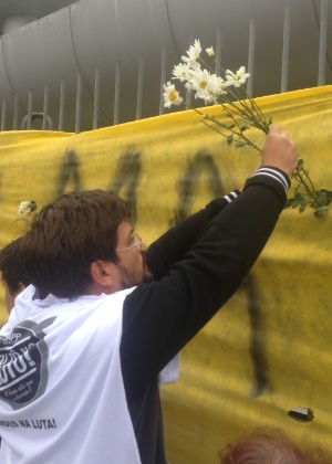 5.mai.2015 - Professores colocam flores nas grades da Assembleia Legislativa do Paraná, local onde foi o confronto entre professores e a PM na semana passada - Lucas Gabriel Marins/UOL
