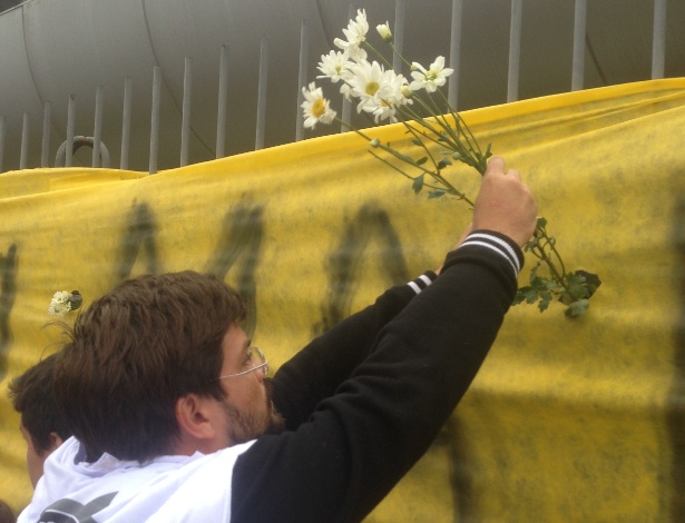 5.mai.2015 - Professores colocam flores nas grades da Assembleia Legislativa do Paraná, local onde foi o confronto entre professores e a PM na semana passada