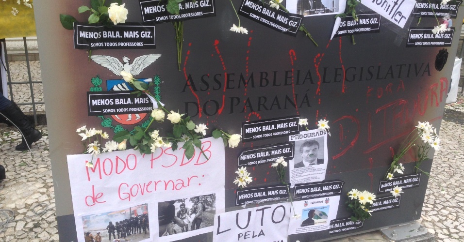 5.mai.2015 - Professores colocam flores nas grades da Assembleia Legislativa do Paraná, local onde foi o confronto entre professores e a PM na semana passada