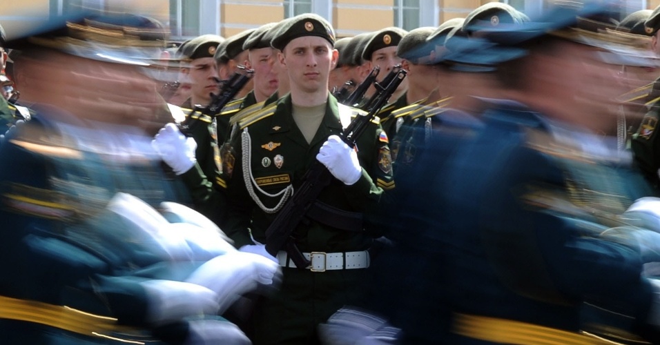 5.mai.2015 - Soldados russos marcham pela praça Dvortsovaya no centro de São Petersburgo, durante ensaio do desfile do Dia da Vitória, na Rússia