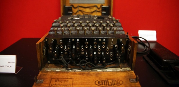 Um exemplar da máquina Enigma, cujo código foi quebrado pelos britânicos na guerra - Spencer Platt/Getty Images/AFP