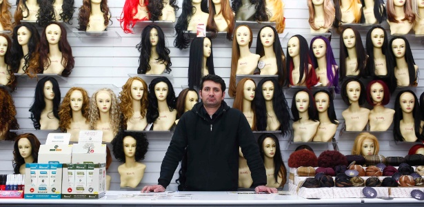 O paquistanês Kashir Mir, 34, trabalha em uma loja de perucas em Brent Central, Londres (Inglaterra); o bairro é um dos que têm maior diversidade étnica na cidade - Eddie Keogh/Reuters