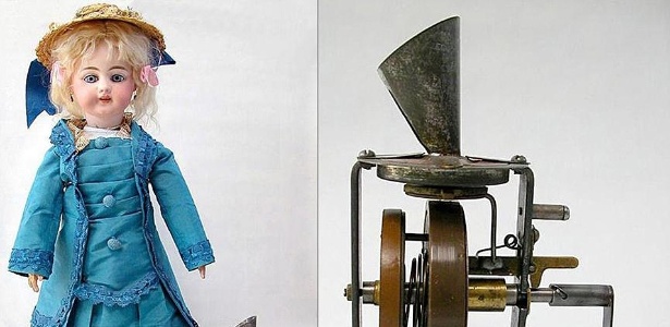 Boneca "falante" criada pelo inventor Thomas Edison. Na imagem à direita, aparece em destaque o fonógrafo original removido do corpo de uma boneca. Quando instalado, ele se acoplava ao pequeno alto-falante no peito da boneca - Reprodução