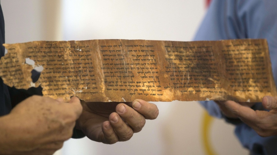 Réplica de manuscrito de 2.000 anos contendo os "Dez Mandamentos" em exibição no Museu de Israel, em Jerusalém - Menahem Kahana/AFP