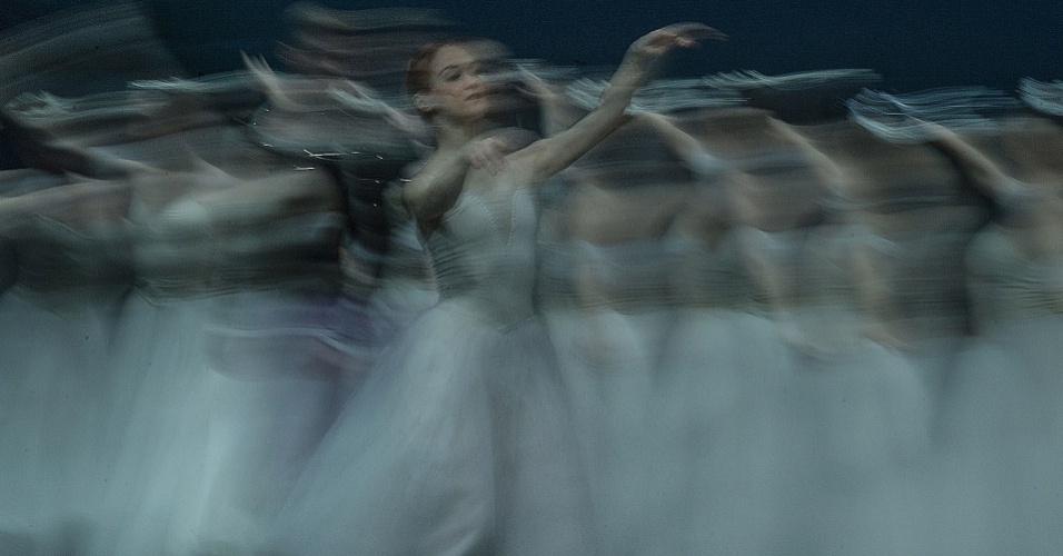 6.mai.2015 - Integrantes do Ballet de São Petersburgo fazem ensaio geral do espetáculo "Giselle", em Johannesburgo, na África do Sul