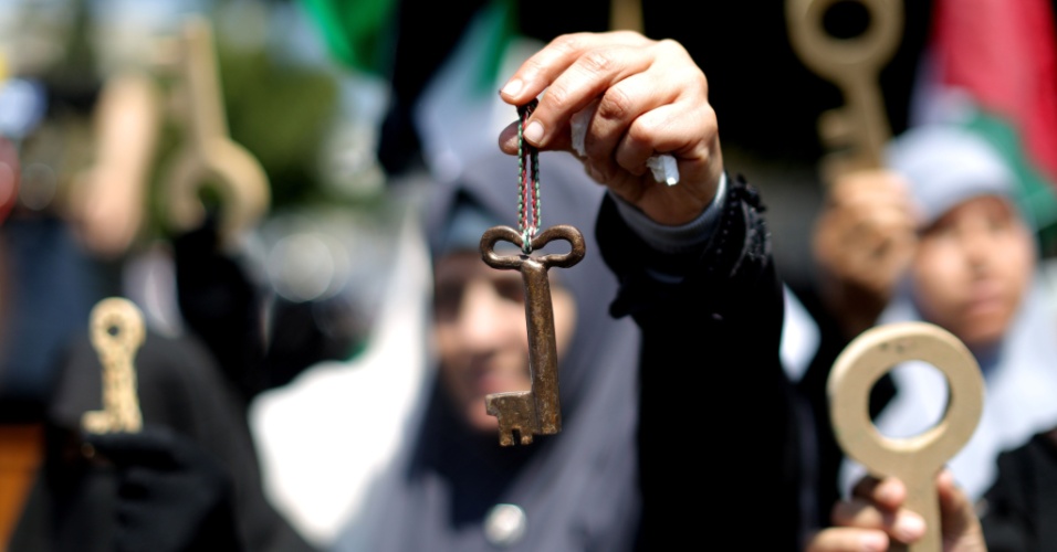 6.mai.2015 - Mulheres simpatizantes do Hamas seguram chaves em frente ao escritório do Alto Comissariado para os Direitos Humanos da Organização das Nações Unidas na Cidade de Gaza, Cisjordânia