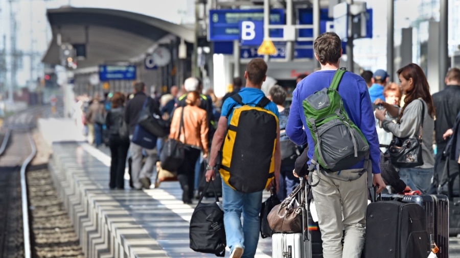 6.mai.2015 - Passageiros andam por plataforma de trem lotada na cidade de Frankfurt, na Alemanha, devido a greve dos ferroviários. Os trabalhadores reivindicam mudanças na política de contenção de despesas do administrador do sistema ferroviário do país, Deutsche Bahn. O plano inclui o corte de horas de trabalho e salários dos funcionários - Boris Roessler/AFP