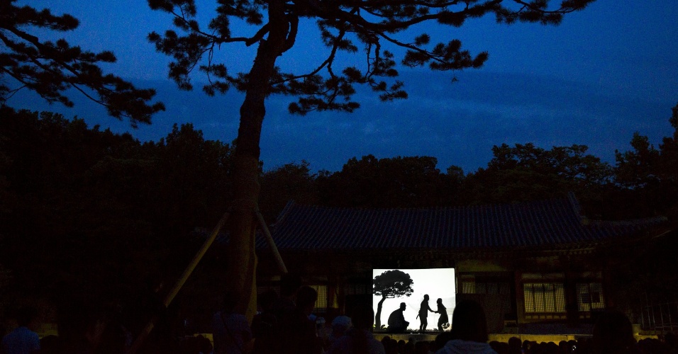6.mai.2015 - Pessoas assistem a espetáculo de sombras no Palácio de Changgyeonggung, em Seul, na Coreia do Sul