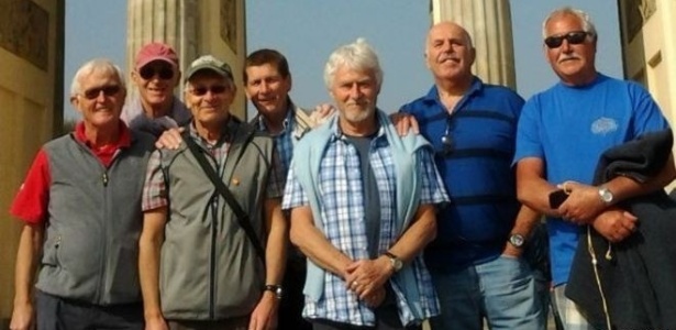 Roger Brown, de Swansea, no País de Gales, destinou R$ 16 mil para sete amigos viajarem -- eles cumpriram a promessa em Berlim (foto) - BBC/Gerallt Davies