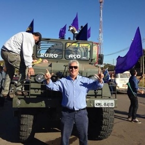 O subsecretário do Sistema Penitenciário do DF, João Carlos Lóssio, posa em frente a veículo militar durante as eleições de 2014. Desde 2015, ele comanda os presídios do DF - Reprodução/Facebook