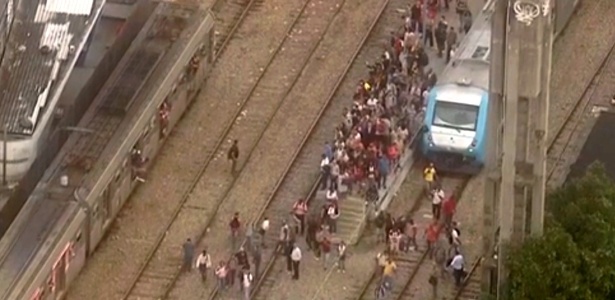 Após o incidente, passageiros desembarcaram na via férrea e caminharam pelos trilhos  - Reprodução/TV Globo