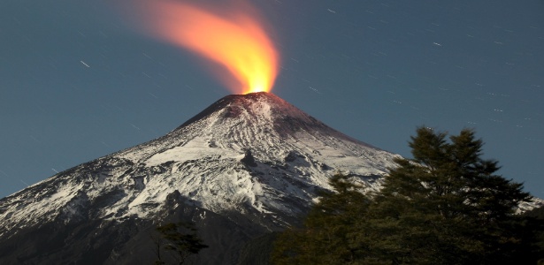 Vulcão Villarrica, no Chile, apresenta pequena erupção - Cristobal Saavedra/Reuters