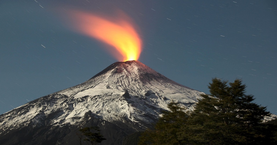 6.mai.2015 - Vulcão Villarrica, na cidade de Pucón, localizada na região dos lagos, no Chile, apresenta pequena erupção