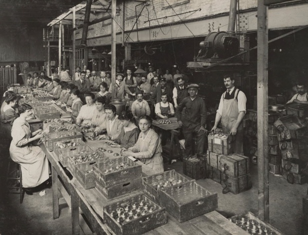 Em imagem de 1916, mulheres trabalham em fábrica de munição em Londres  - Archive of Modern Conflict London/Reuters