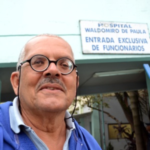 Ernesto Moreira, 60, já levou dois parentes mais jovens para o hospital com suspeita de dengue - Mirthyani Bezerra/UOL