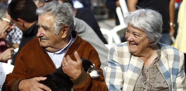 O ex-presidente do Uruguai José Mujica, sua mulher, a senadora Lucía Topolansky, e cachorro do casal acompanham evento do Dia do Trabalho em Montevidéu - Hugo Ortuño/Efe