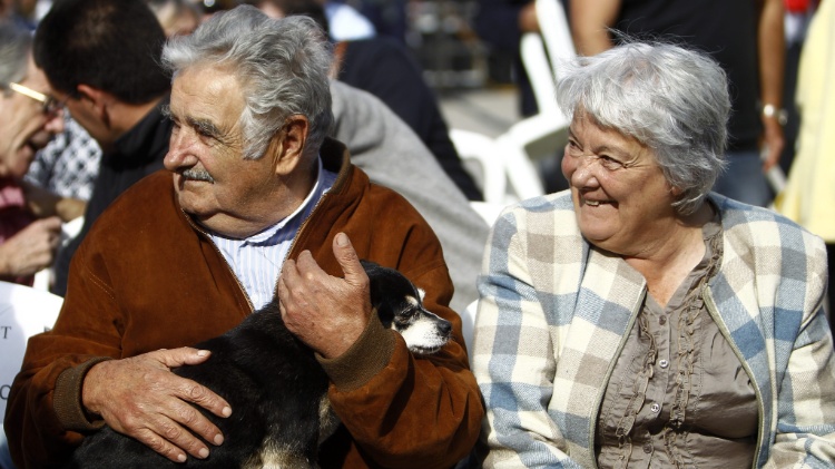 Mujica, Lucía Topolansky, e Manuela durante participação em evento oficial do Dia do Trabalho, em 2015 Mujica, Lucía Topolansky, e Manuela durante participação em evento oficial do Dia do Trabalho, em 2015