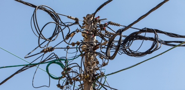 Fios elétricos em um poste de luz no campo de refugiados Deheishe, na Faixa de Gaza. O sistema de energia gerido por Israel gerou uma dívida de US$ 430 milhões entre os palestinos - Rina Castelnuovo/The New York Times
