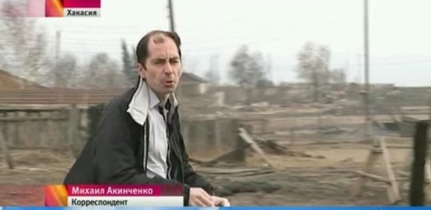 Mikhail Akinchenko jogou bituca de cigarro acesa sobre pilha de mato seco para obter  "imagens de apoio"; canal de TV pediu desculpas - Canal 1/BBC/Reprodução